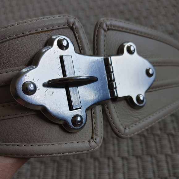 Amazing BCBGMaxAzria Leather Turn Lock Belt Size S - Picture 8 of 8